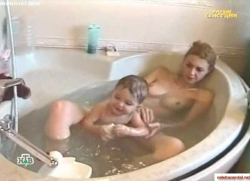 Голая Наталья Писарева в ванной